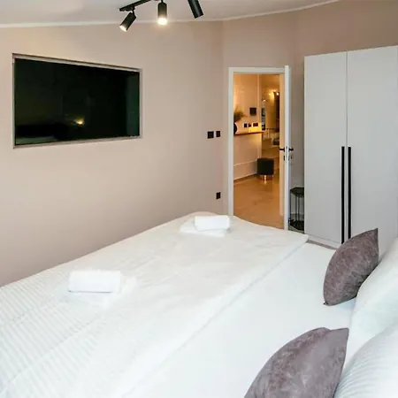 Apartment Lovely Apartment In Pakostane With House Sea View *