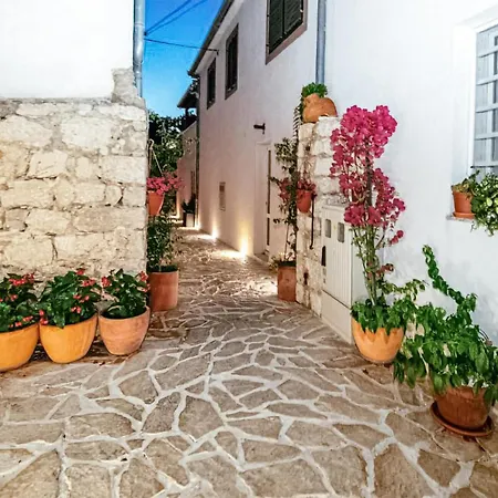 Lovely Apartment In Pakostane With House Sea View * Pakoštane